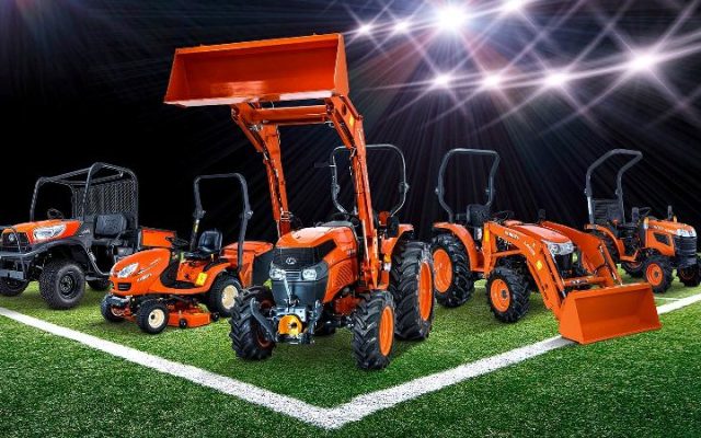 Kubota kosilnice, traktorji in vozilo na nogometnem igrišču