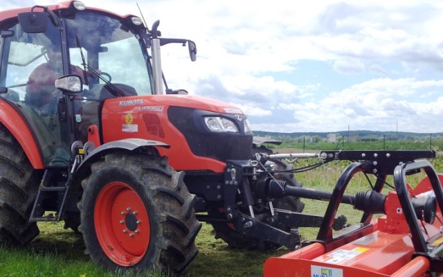 Traktor Kubota z mulčerjem Muratori na travniku